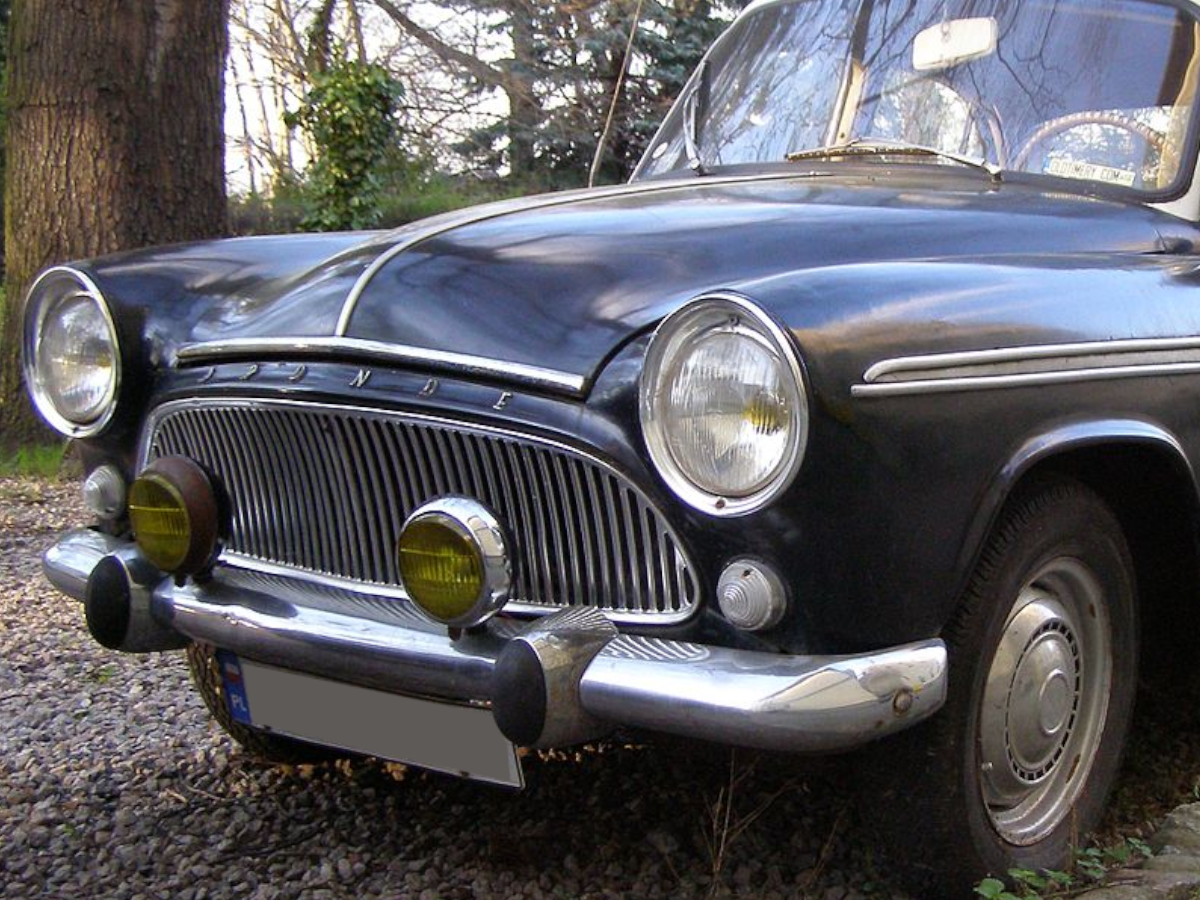 /media/blog/library/sopot_simca_aronde_extreme-close-up.png